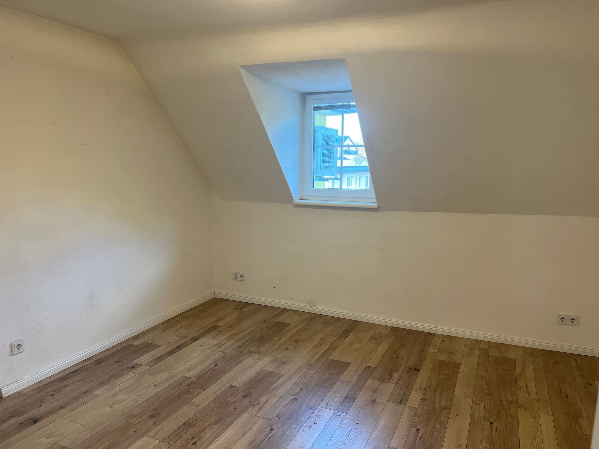 Zimmer mit Dachschräge